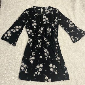 Size 10 dress. Mid length sleeves, comes to just above my knees (i am 5’2”)